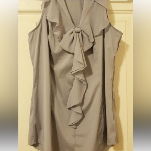 Express Gray Sleeveless Ruffled blouse size large used once excellent condition - Picture 10 of 11